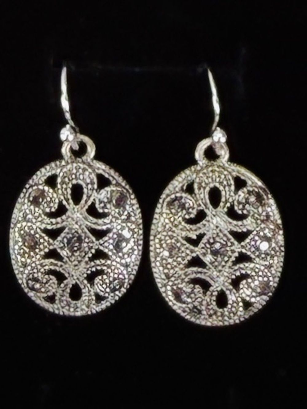 Beautiful lightweight Silvertone filigree costume pierced earrings